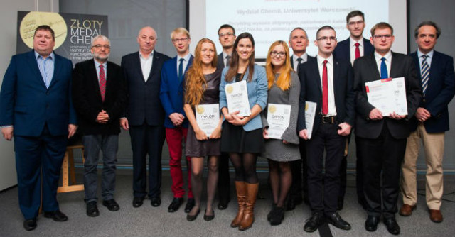 Finaliści i organizatorzy konkursu Złoty Medal Chemii 2015