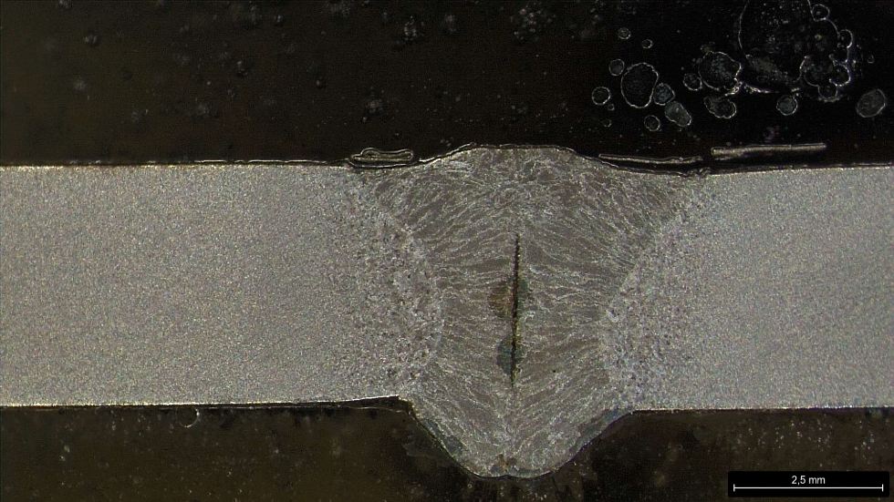 Rys. 2. Złącze spawane wykonane drutem litym na blachach ze zgorzeliną z pęknięciem gorącym w osi spoiny