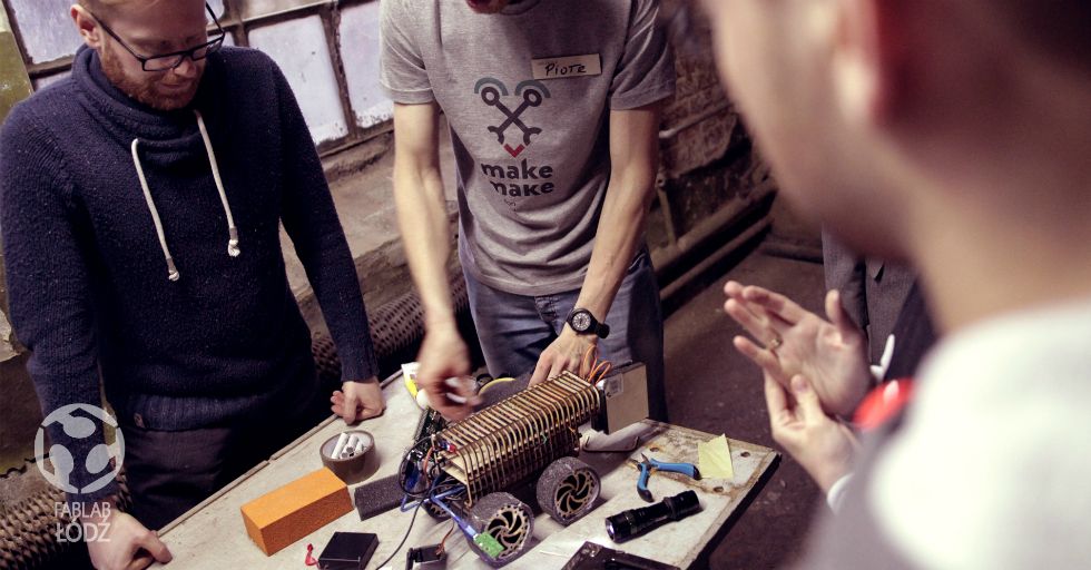 Prace nad eksperymentalnym robotem podczas Hakatonu robotycznego