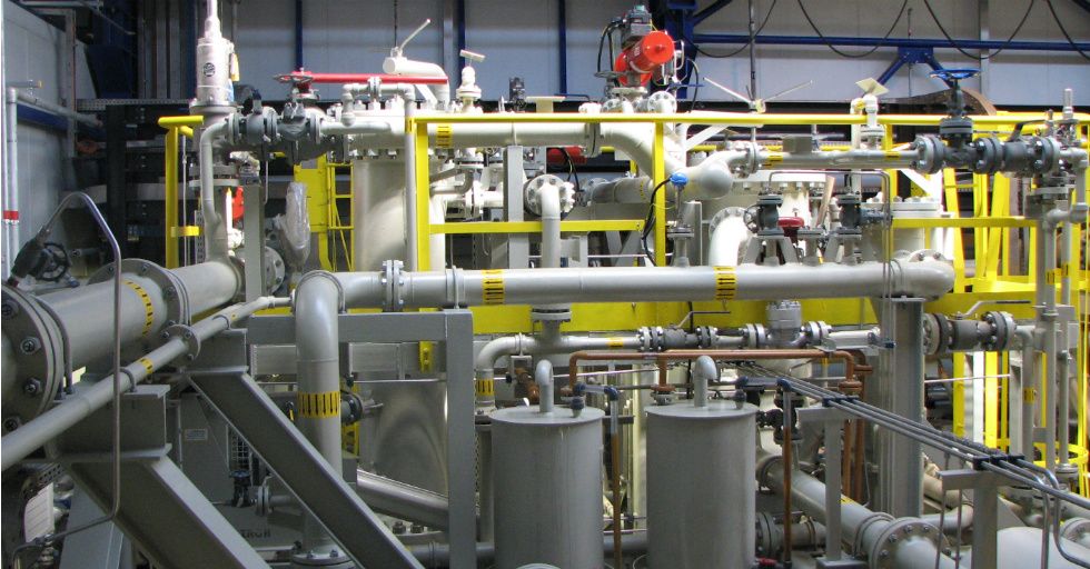 Kompresory gazu kwaśnego – zaprojektowane i zbudowane przez ABB – stanowią jeden z najważniejszych elementów całej instalacji. Gaz ten, zawierający kilkanaście procent siarkowodoru, pozwala bowiem na odzyskanie lekkich węglowodorów niezbędnych w technologii związanej z przeróbką ropy naftowej. Fot. Sławomir Cieślak