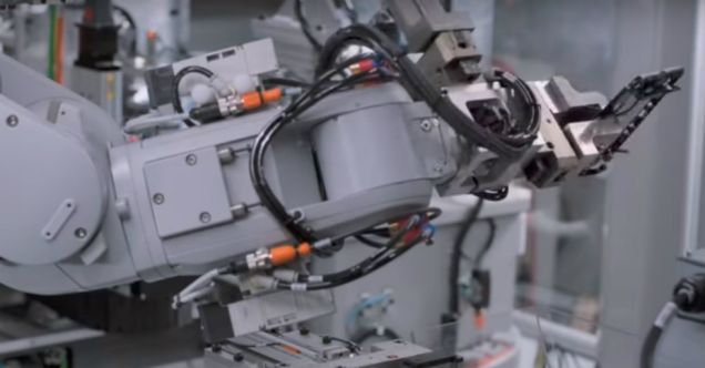 Jak działa robot recyklingowy elementów elektronicznych Apple