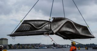 Pierwszy na świecie wydrukowany w 3D stalowy most do użytku pieszych otworzono w Amsterdamie