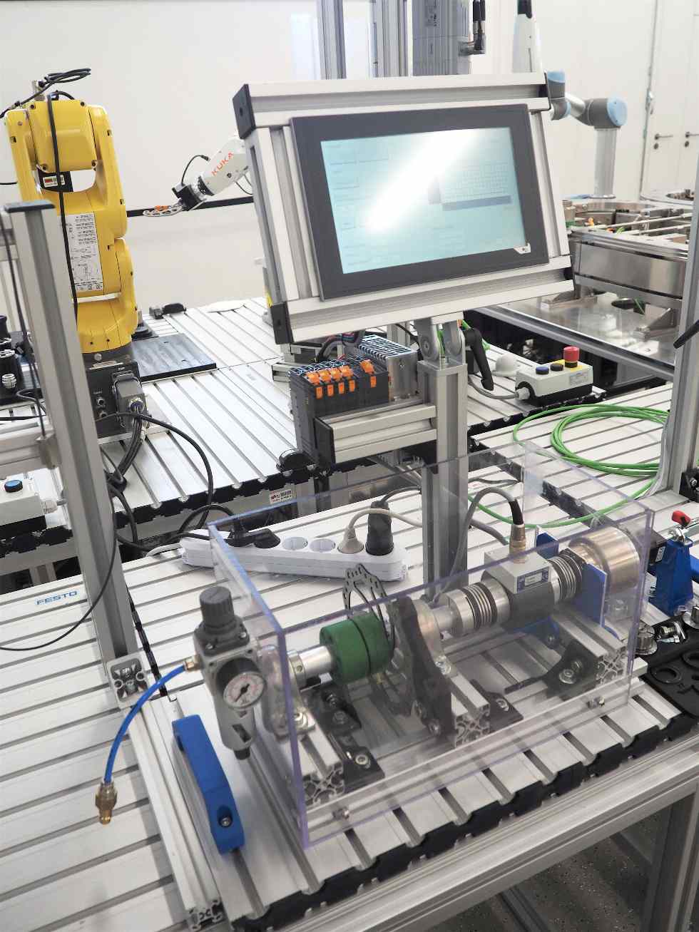 W przypadku stanowiska testowego przekładni, Smart Factory polega na sterownikach PLC X20 firmy B&R
