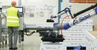 Coboty pomagają w automatyzacji paletyzacji w Nestle