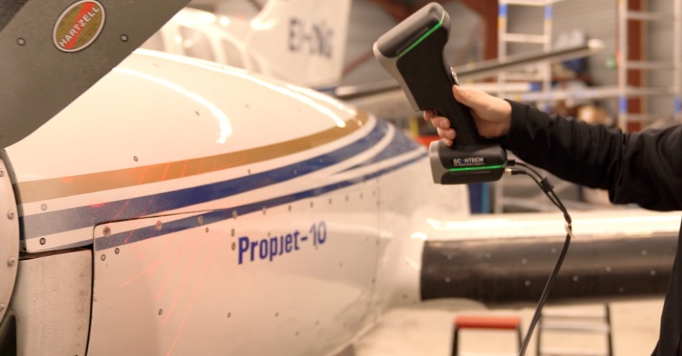 Odkształcenie prążków lasera na geometrii obudowy silnika samolotu