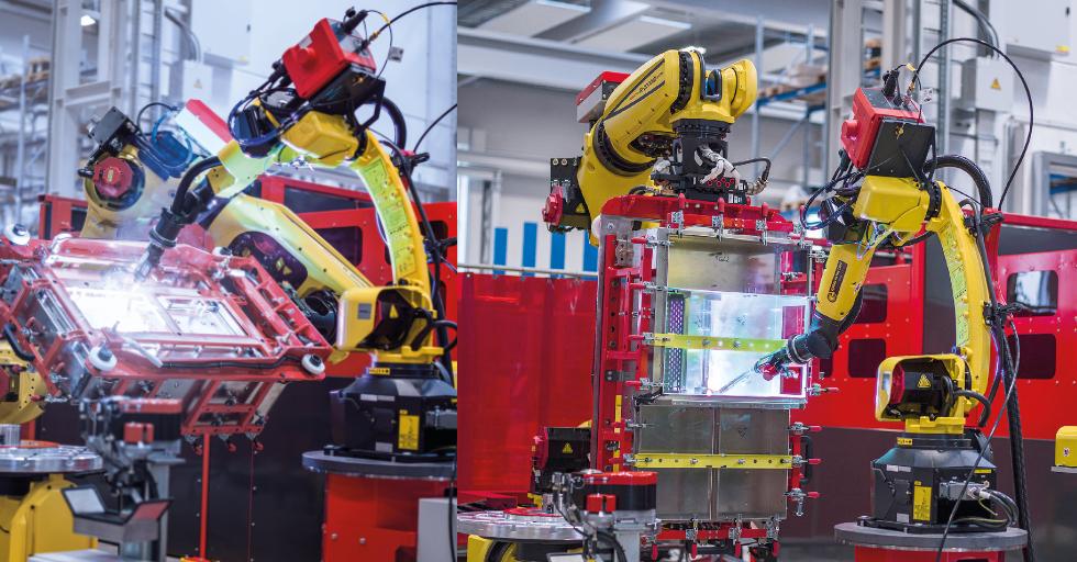 Cela spawalnicza Handling-to-Welding: robot manipulujący ustawia element spawany w odpowiedniej pozycji, drugi robot realizuje spawanie / Fot. Fronius International GmbH