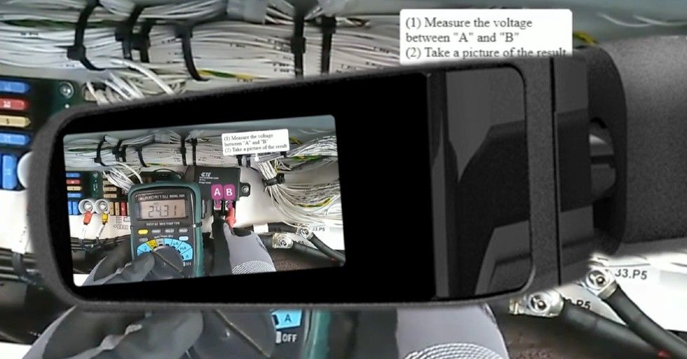 Kontrola izolacji w rozwiązaniu SkillWorx na urządzeniu RealWear HMT-1 z etykietami AR zakotwiczonymi w fizycznym elemencie wyposażenia autobusu / Fot. TT PSC