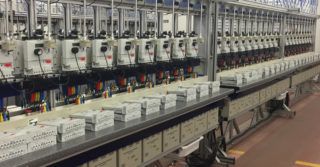 Produkcja liczników energii elektrycznej w fabryce Apatoru