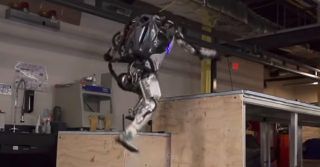 ATLAS Boston Dynamics skacze po drewnianych skrzyniach!