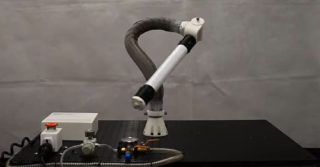 Elastyczne ramię robota, które jest naprowadzane na kształt za pomocą gogli AR
