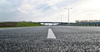Gumowy asfalt – czyli jak polepszyć i wyciszyć drogi