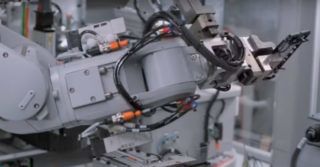 Jak działa robot recyklingowy elementów elektronicznych Apple