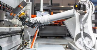 Mój pracownik to robot: Jak robotyka zmienia procesy produkcyjne w fabrykach?
