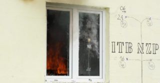 Jak szkło wpływa na bezpieczeństwo pożarowe budynku w szkielecie drewnianym?