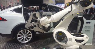 Robot KUKA montujący elementy Tesli / HMI 2017